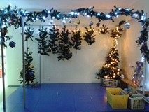 Świątecznie wystrojona scena w sali Muminków