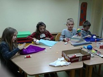 Kolorowe świąteczne ozdoby w wykonaniu dzieci na zajęciach