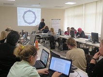 Uczestnicy szkolenia w Koszalińskiej Bibliotece Publicznej i prowadzący Piotr Milewski