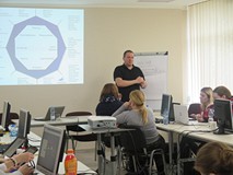 Uczestnicy szkolenia w Koszalińskiej Bibliotece Publicznej i prowadzący Piotr Milewski