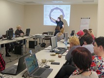 Uczestnicy szkolenia w Koszalińskiej Bibliotece Publicznej i prowadzący Piotr Milewski