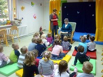 Babcie czytają dzieciom