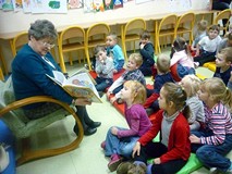 Babcie czytają dzieciom