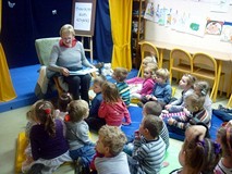 Babcie czytają dzieciom