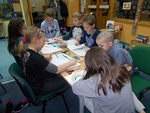 Dzieci w trakcie tworzenia prac plastycznych