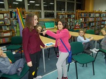 Dwie dziewczynki w trakcie konkurencji