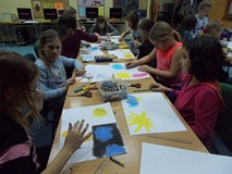 Dzieci w trakcie tworzenia prac plastycznych