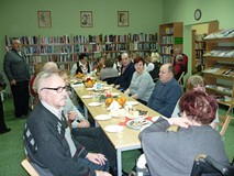 uczestnicy siedzą przy stołach