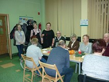 uczestnicy wznoszą toast noworoczny