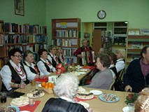 na zdjęciu zespół muzyczny śpiewa kolędy