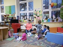 Bibliotekarka czyta dzieciom bajkę.
