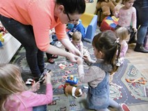 Dzieci zwijają poplątaną wełnę.