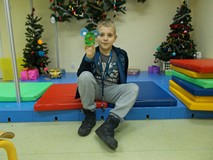 Chłopiec ze swoją pacynką