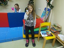 Dziewczynka ze swoją pacynką