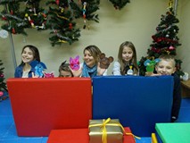 Dzieci z panią bibliotekarką i pacynkami