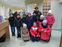 Grupa dzieci w wypożyczalni dziecięcej