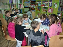 Dzieci podczas rysowania Śnieżki