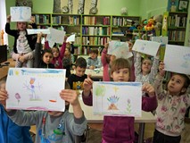 Dzieci pokazują swoje rysunki