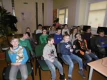 Dzieci oglądają przygotowaną prezentację