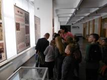 Dzieci oglądają wystawę w Koszalińskiej Bibliotece Publicznej