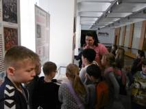 Dzieci oglądają wystawę w Koszalińskiej Bibliotece Publicznej