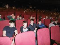 Dzieci przed spektaklem w Bałtyckim Teatrze Dramatycznym