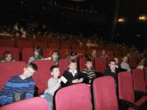 Dzieci przed spektaklem w Bałtyckim Teatrze Dramatycznym