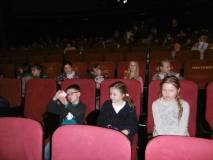 Dzieci przed spektaklem w Bałtyckim Teatrze Dramatycznym