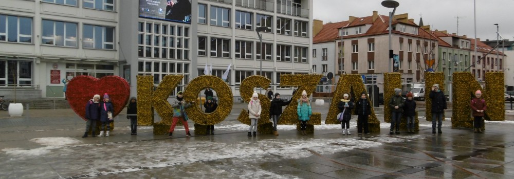 Wspólne zdjęcie przed koszalińskim ratuszem