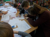 Chłopiec i dziewczynka dopaowują imiona postaci mitologicznych