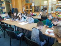 Dzieci wraz z bibliotekarką pracują w grupie