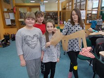 Cztery dziewczynki pozują do zdjęcia z wyciętym przez siebie koniem