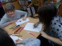 Dwie dziewczynki rysują to, co wyskakuje z puszki Pandory