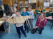 Grupa dzieci wraz z biblioterką pozuje do zdjęcia z koniem z papieru