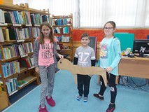 Grupa pozuje do zdjęcia z wyciętym przez siebie koniem