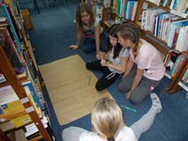 Trzy dziewczynki pracują w grupie