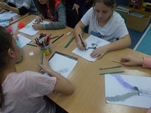 Trzy dziewczynki rysują pracę plastyczną