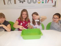 Dwie dziewczynki pozują do zdjęcia z poprawnie wykonanym eksperymentem