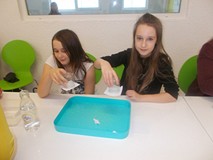 Dwie dziewczynki pozują do zdjęcia ze szklankami w reku