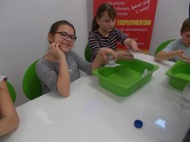 Dwie dziewczynki trzymają szklanki z wodą w ręku