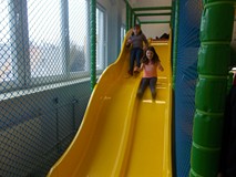 Dwie dziewczynki zjeżdzają ze zjeżdzalni