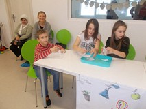 Dzieci wykonują doświadczenia z wodą