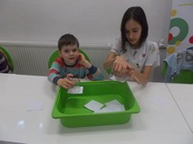 Dziewczynka i chłopiec pozują do zdjecia ze szkalnkami z wodą w ręku