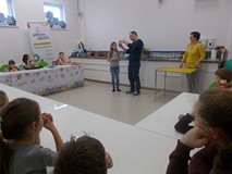 Dziewczynka wykonuje polecenie pana prowadzącego warsztaty