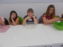 Trzy dziewczynki podczas eksperymentu z wodą