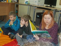 Bibliotekakra czyta dzieciom książkę