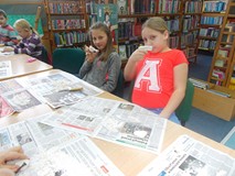 Dwie dziewczynki pozują do zdjęcia ze swoimi pracami