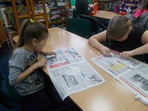 Dwie dziewczynki siedzą przy stole i rzeźbią w mydle