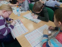 Dzieci rzeźbią dłutem rybę w mydle