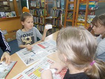 Dziewczynka trzyma w ręku swoją pracę